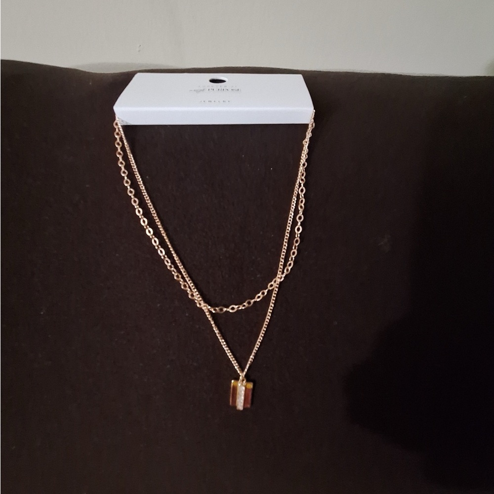 Elegant Gold-Tone Necklace with Pendant